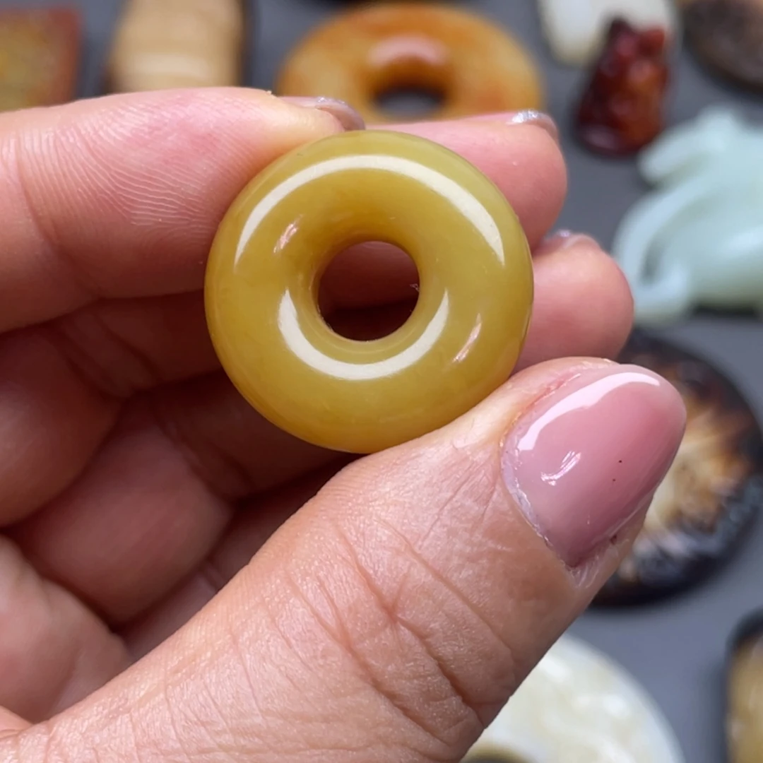 字***典和田玉未镶嵌颈饰