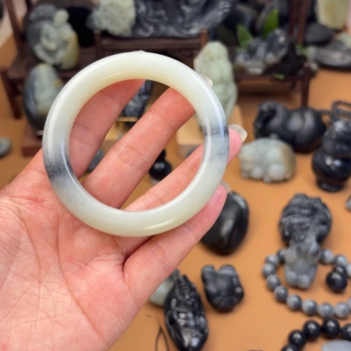 追***年和田玉未镶嵌颈饰