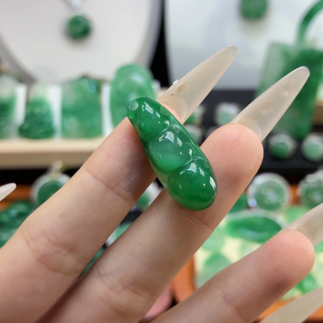 石英质玉（非洲翠）未镶嵌颈饰AB