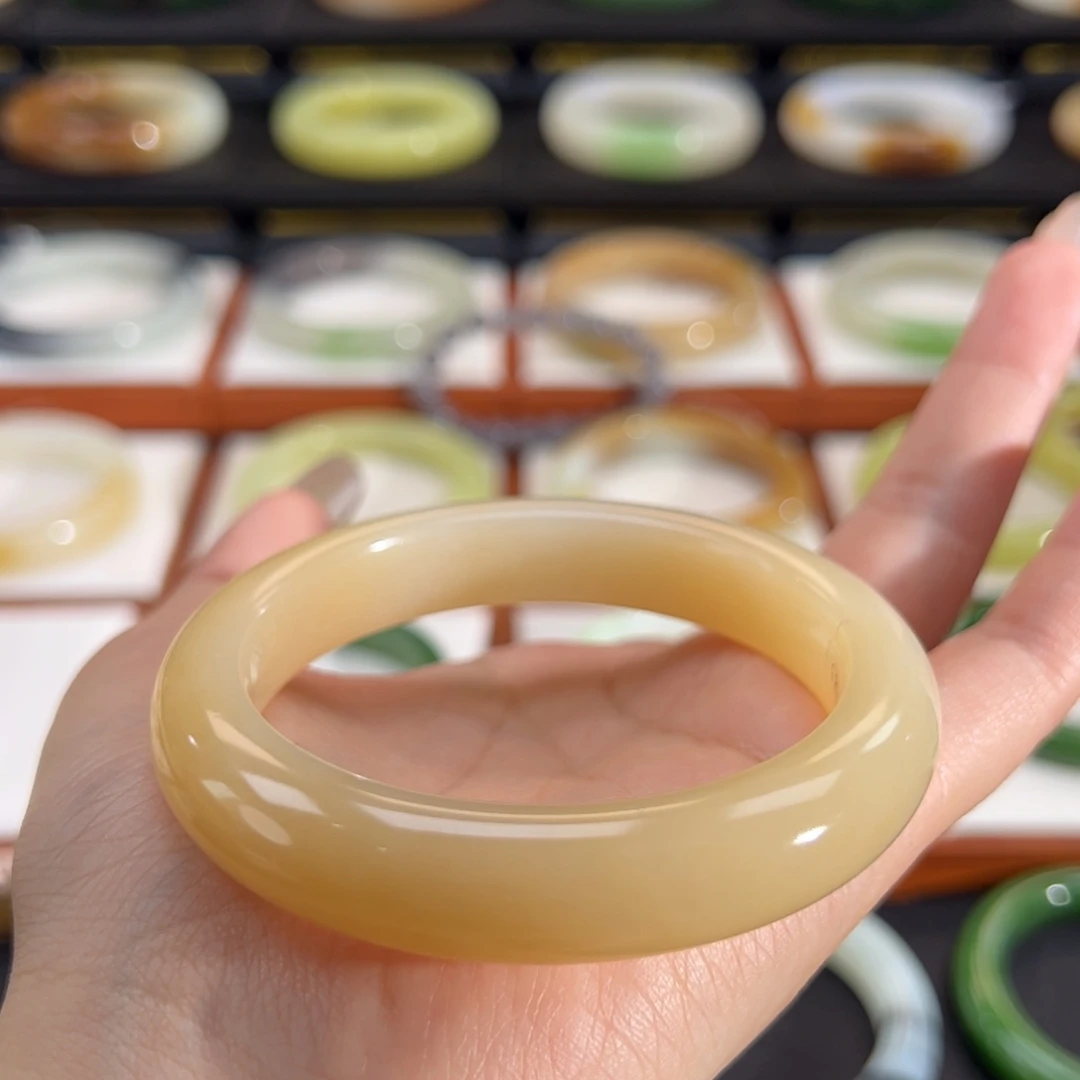 和田玉（糖玉）未镶嵌手镯粉膏蜜糖