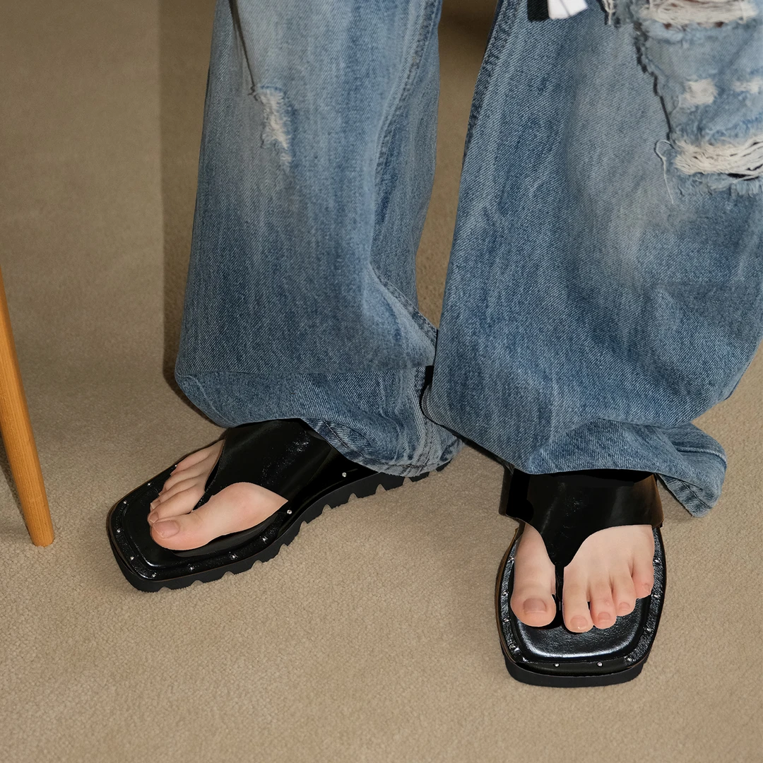 Mooreyu夹趾拖鞋黑色休闲沙滩极简平底人字拖鞋凉拖女夏外穿原创