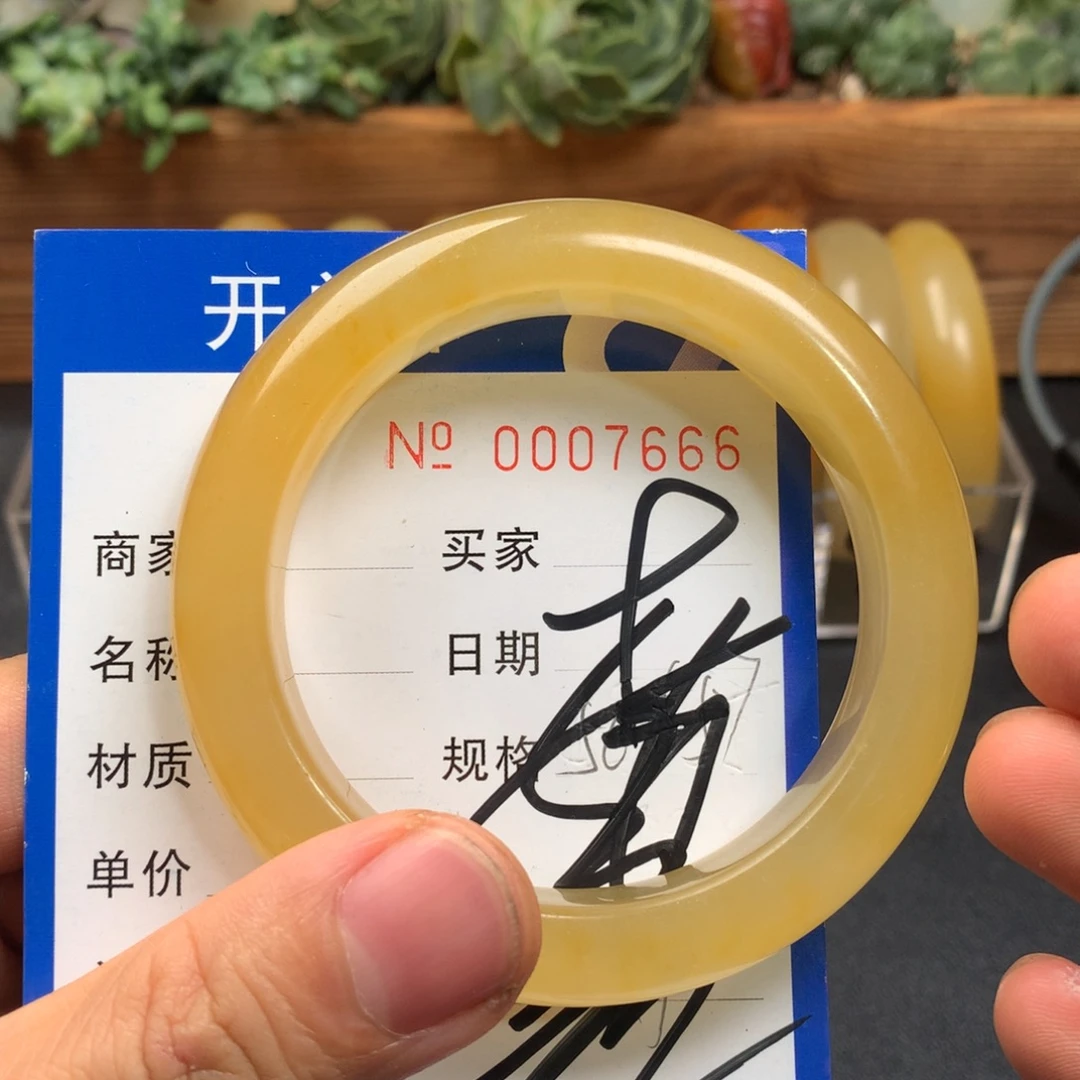 未镶嵌石英质玉(黄龙玉)手镯