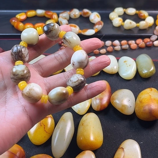 王***利颈饰未镶嵌和田玉