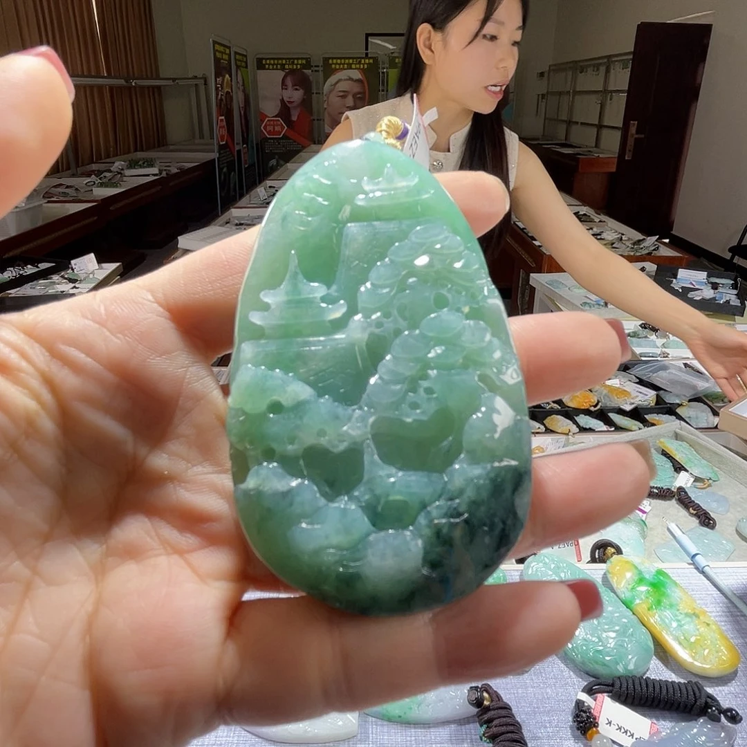 翡翠未镶嵌颈饰一个