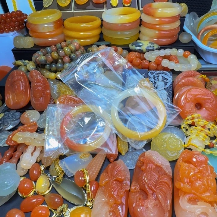 为***场石英质玉（金丝玉）未镶嵌颈饰