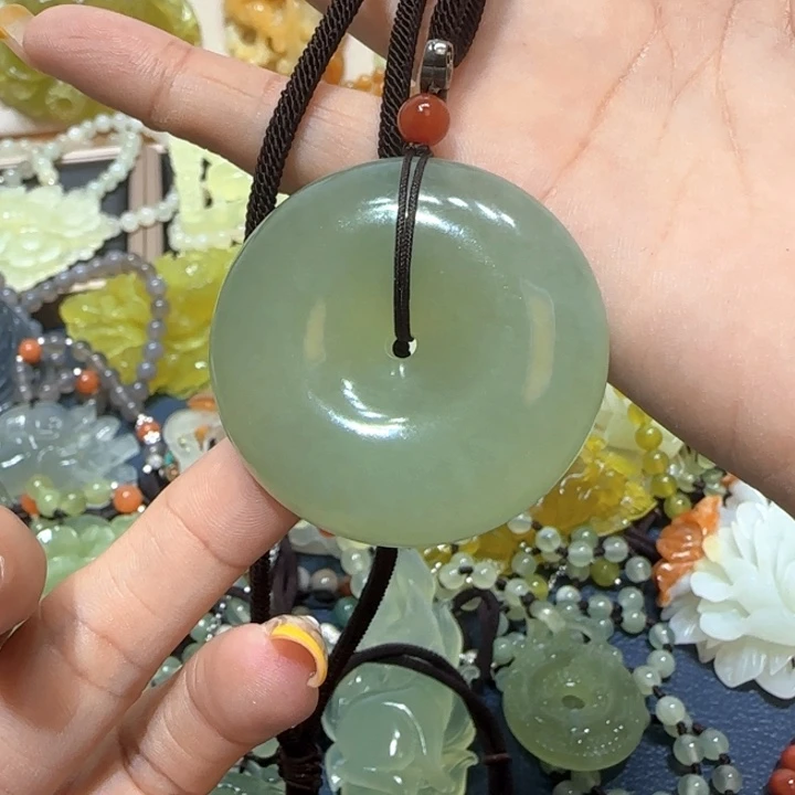 未镶嵌蛇纹石玉吊坠