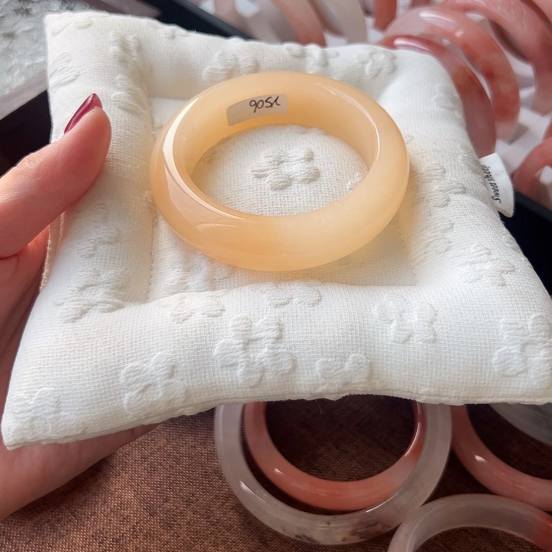 尔***。石英岩玉未镶嵌手镯