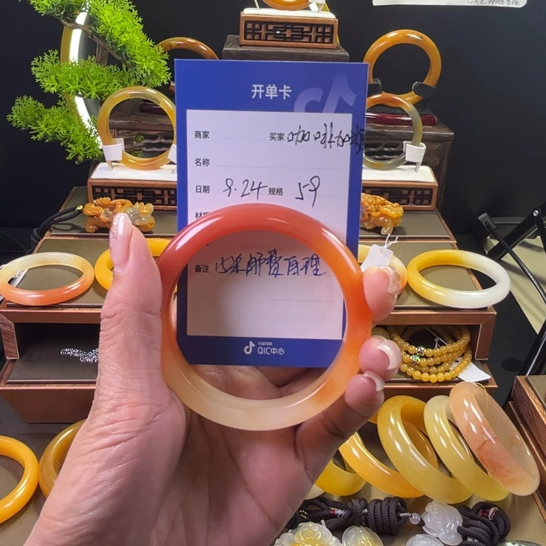 未镶嵌手镯石英质玉咖***?