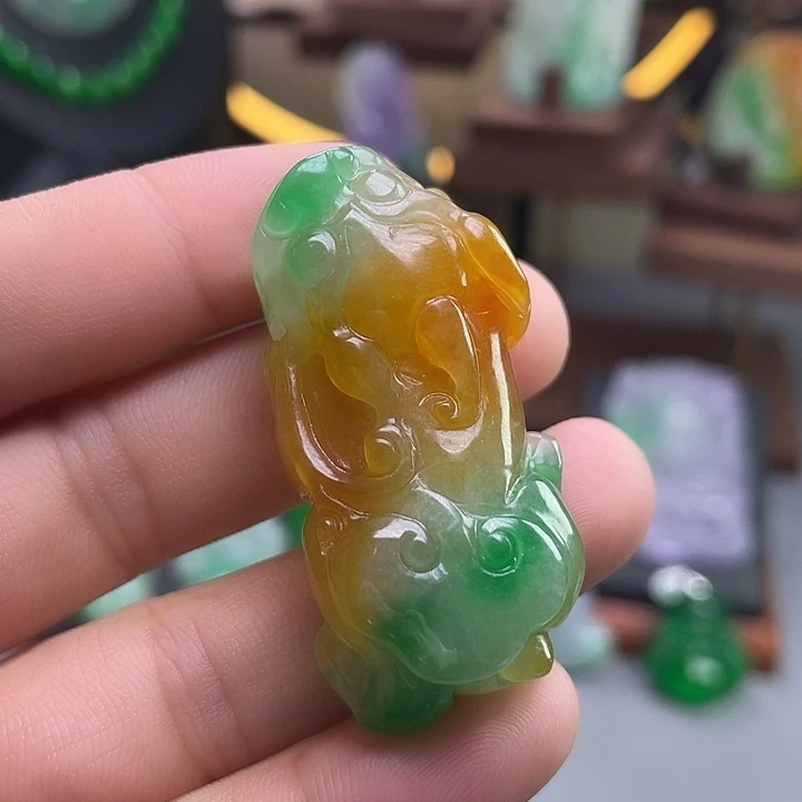 翡翠未镶嵌吊坠(赠链)