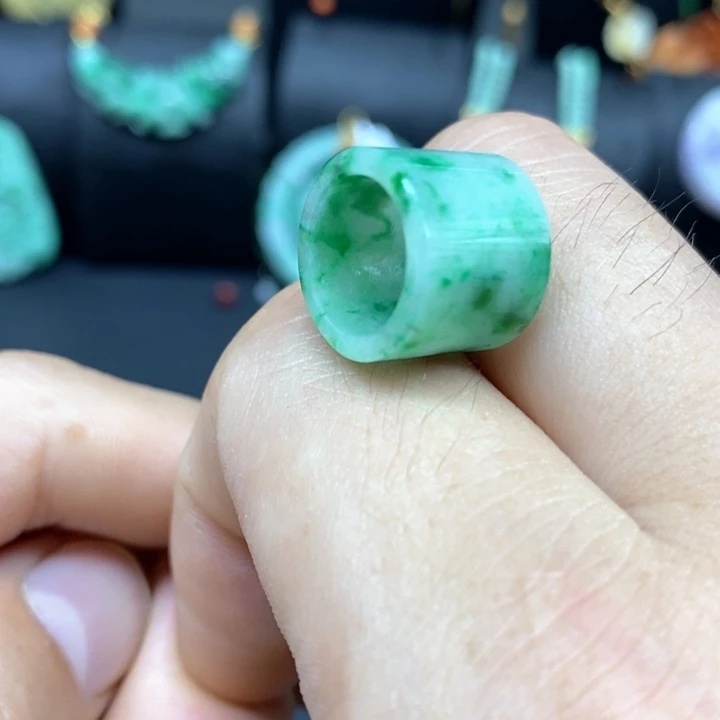 翡翠未镶嵌颈饰吊坠