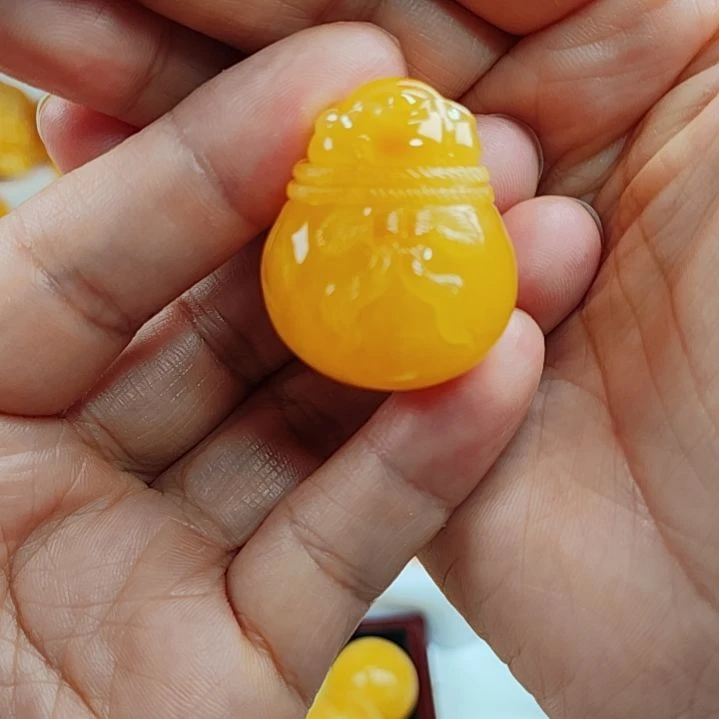 未镶嵌吊坠(赠链)蜜蜡