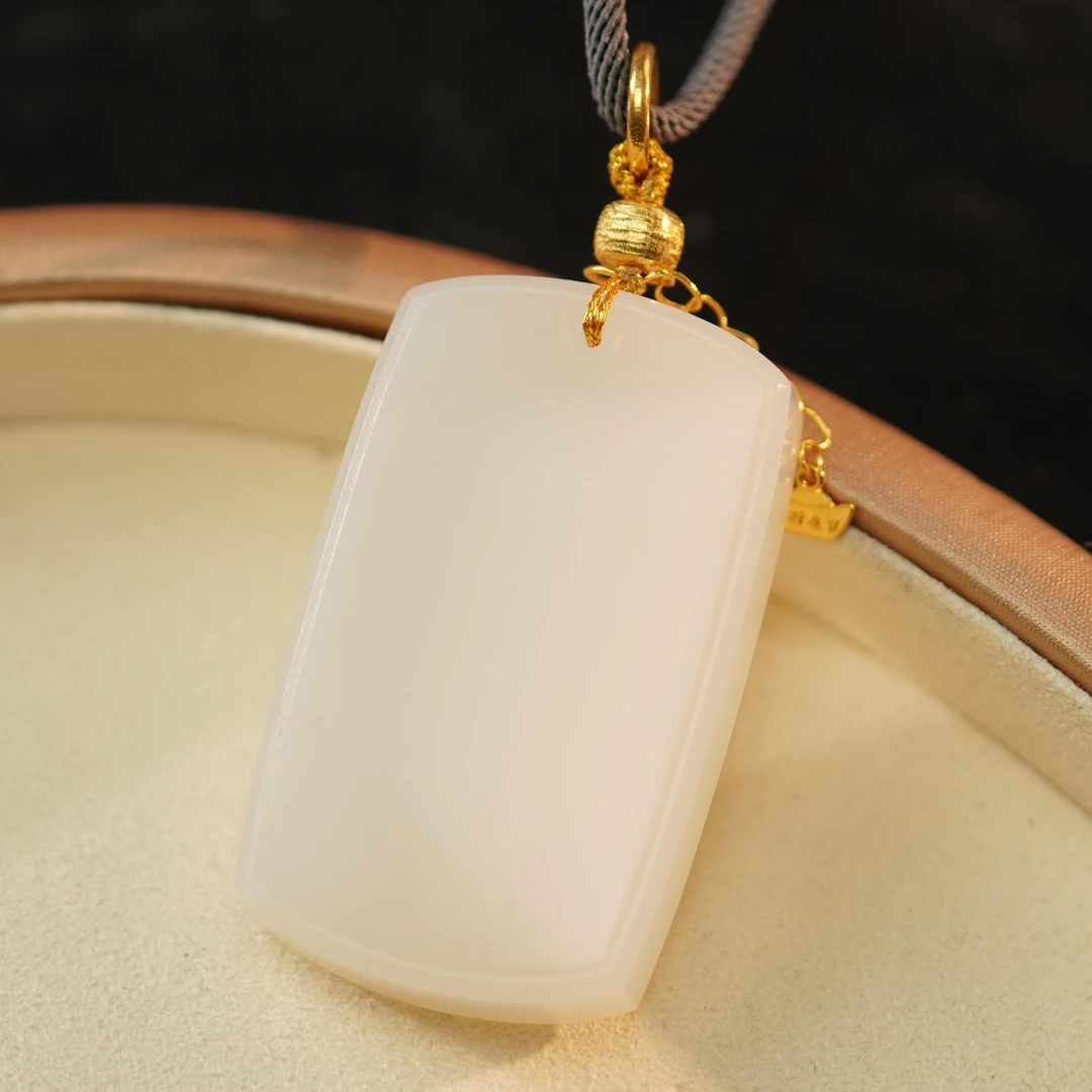 【之七珠宝】和田玉羊脂白无事牌+18k金吊坠女款气质时尚百搭