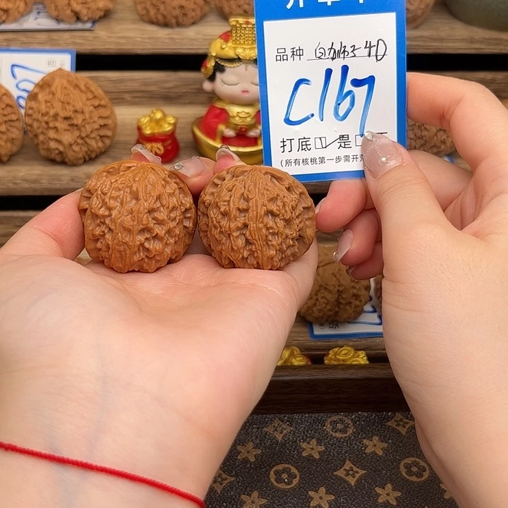 文玩核桃吊坠白狮子40