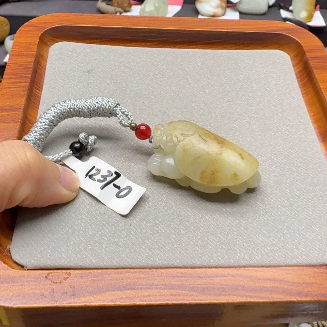 曼***华和田玉未镶嵌颈饰