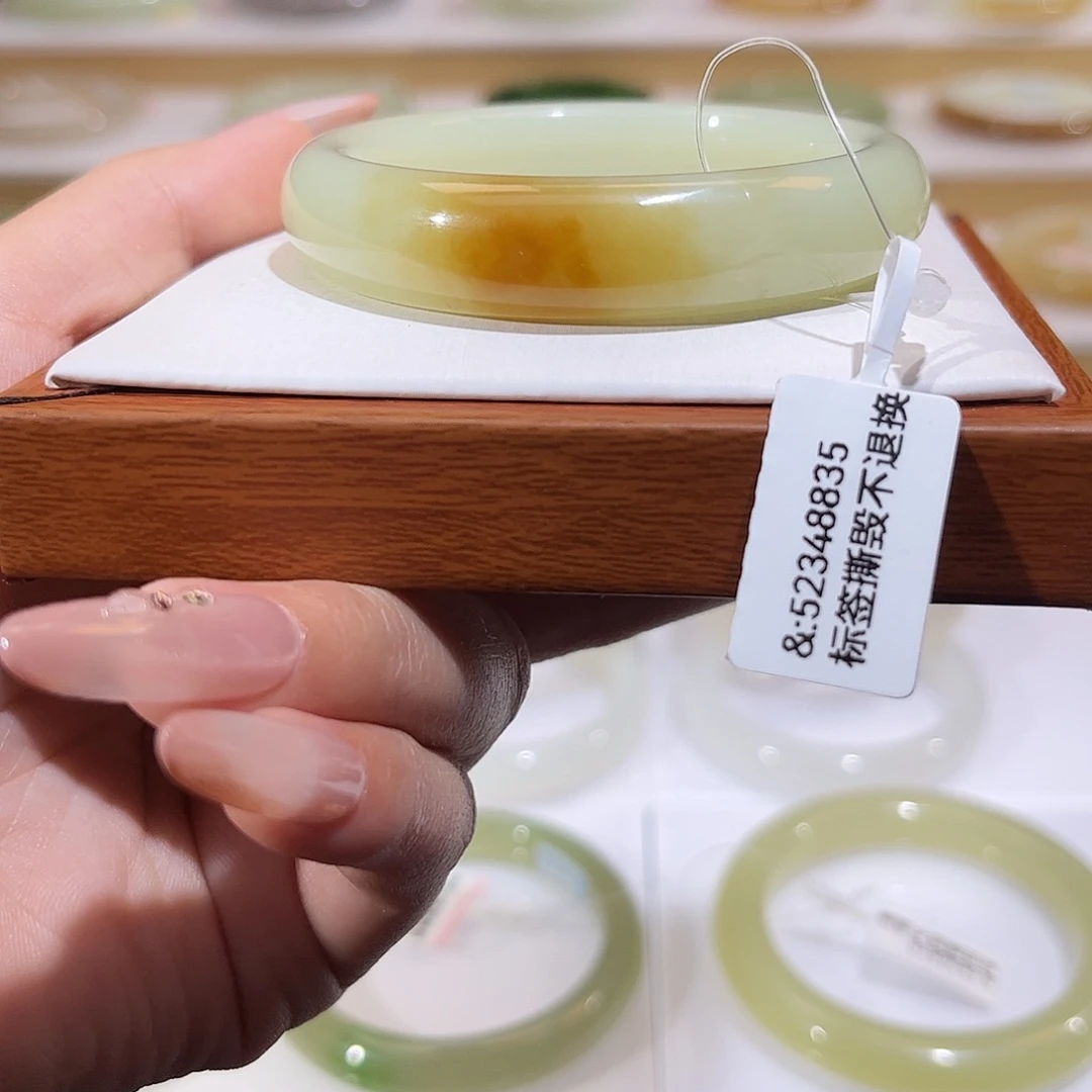 和田玉未镶嵌手镯一口糖