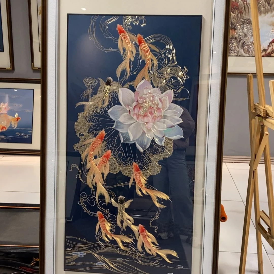 竖款铜雕荷花九鱼，实木铜角，包安装，不带白边