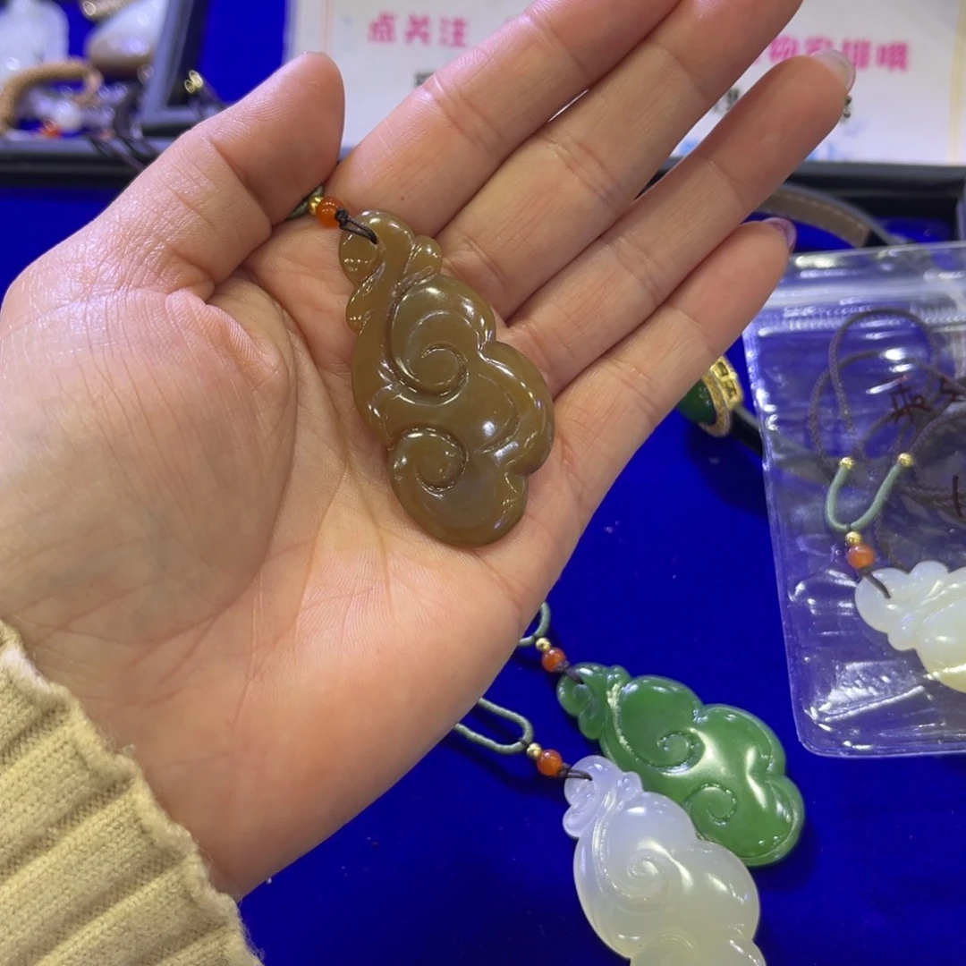 和田玉颈饰未镶嵌堆*