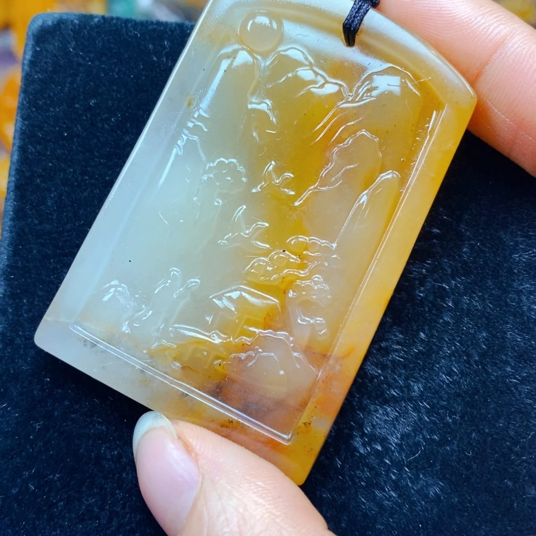 未镶嵌石英质玉（黄龙玉）颈饰
