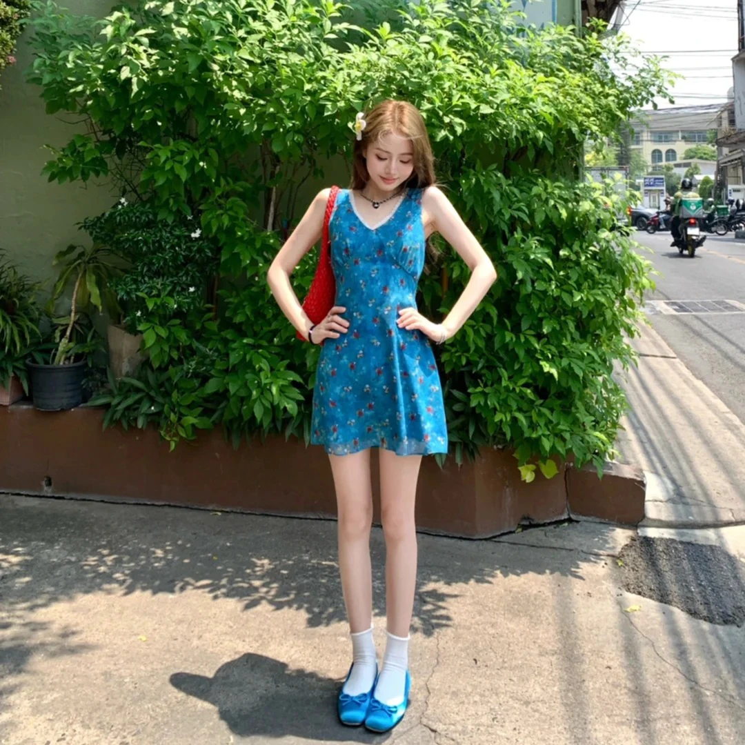 卡普里蓝夏季碎花v领雪纺收腰无袖短款法式复古碎花吊带连衣裙