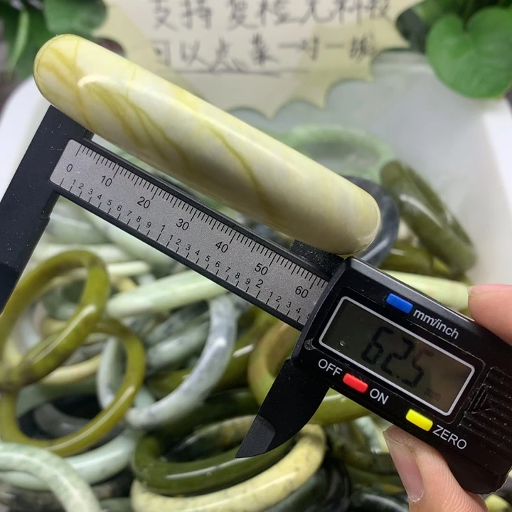 蛇纹石玉未镶嵌手镯2