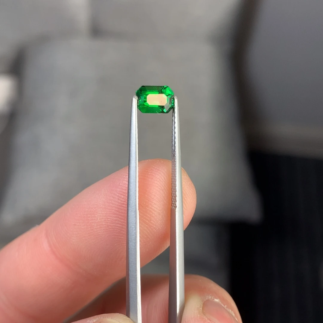 未镶嵌裸石石榴石（沙弗莱）1.04克拉卡扎尼沙弗莱裸石