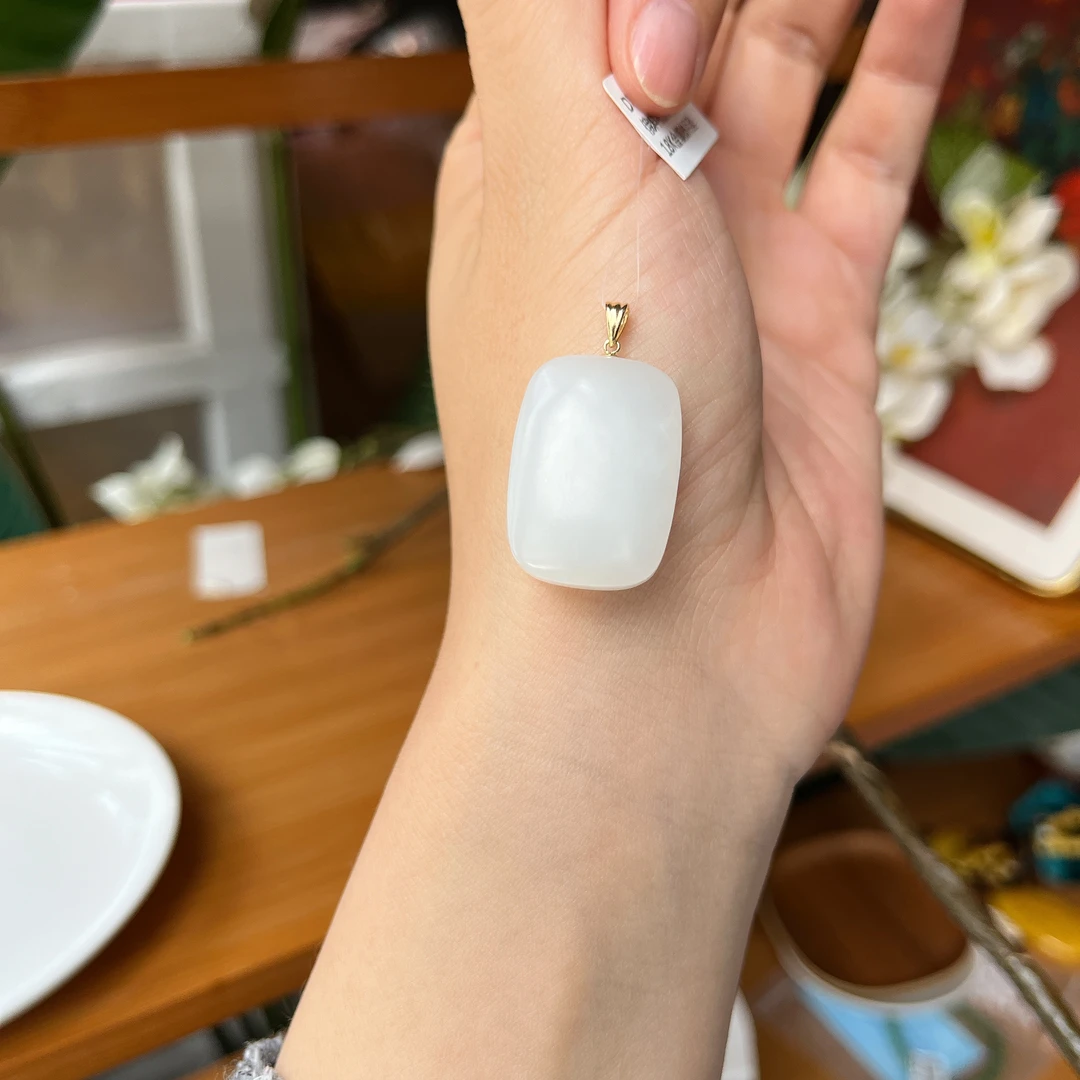 【郭老师】约25*18*8mm俄料和田玉无事牌18K金镶嵌吊坠