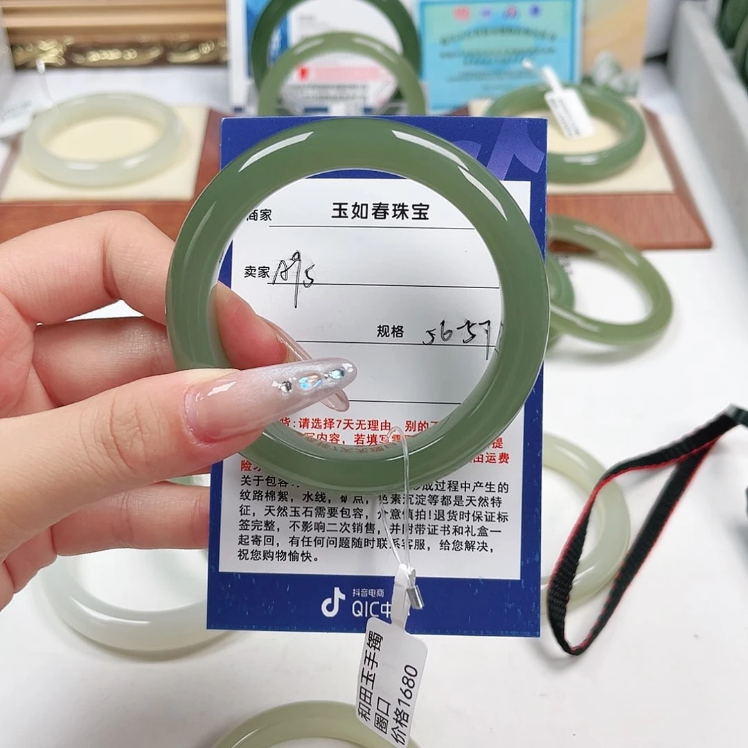 和田玉手镯未镶嵌步***华