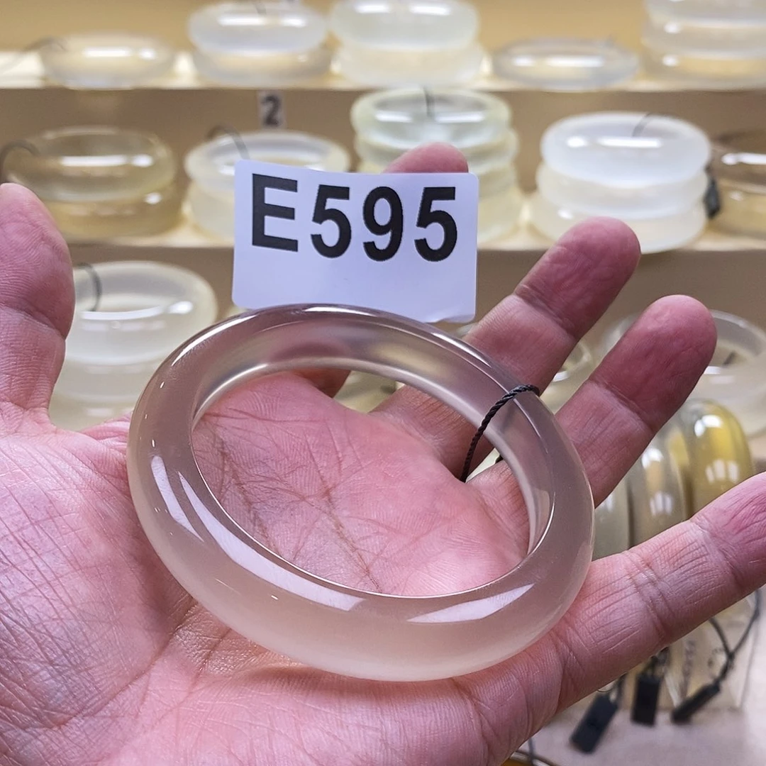 玛瑙/玉髓手镯未镶嵌东****频