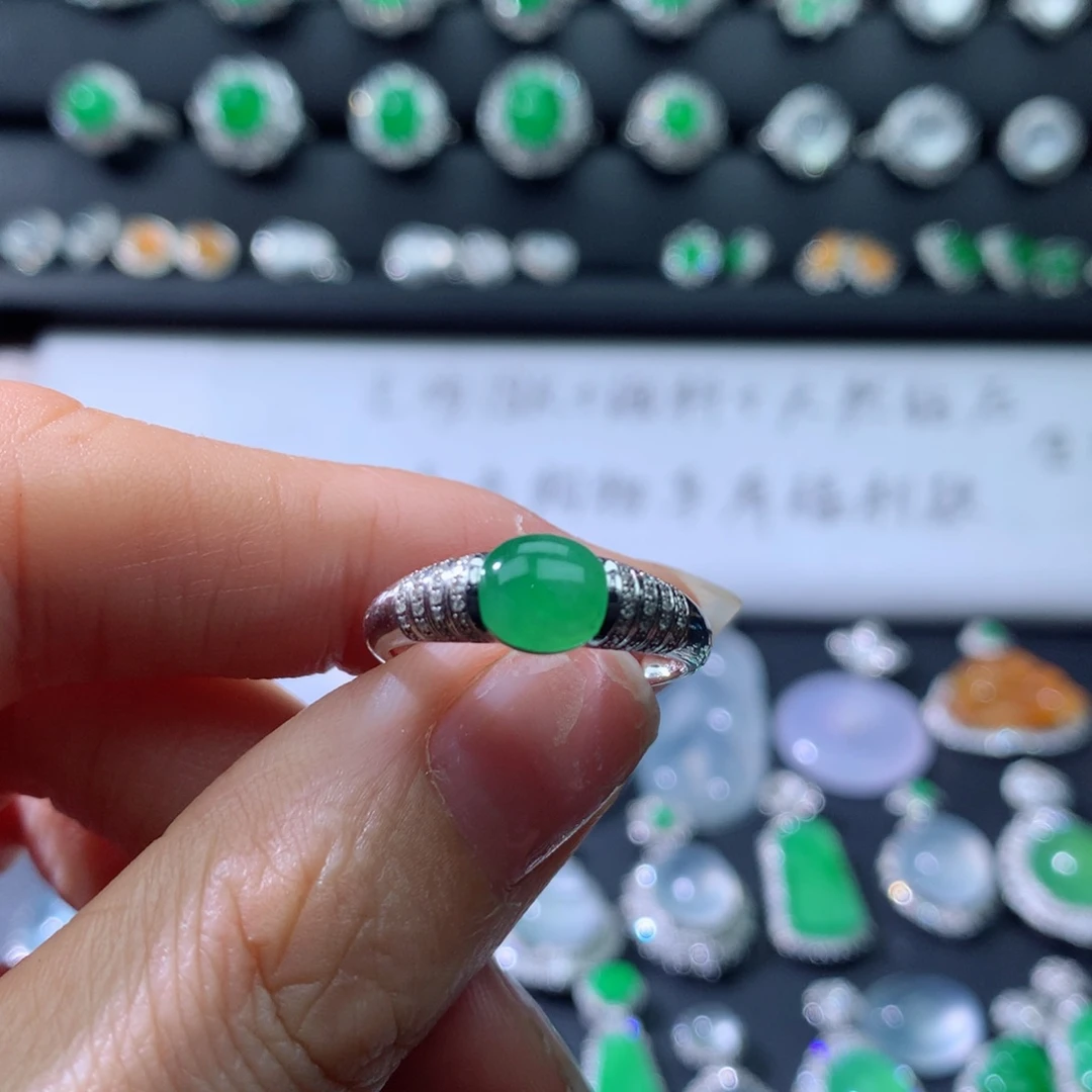 18K金镶嵌戒指翡翠伴钻