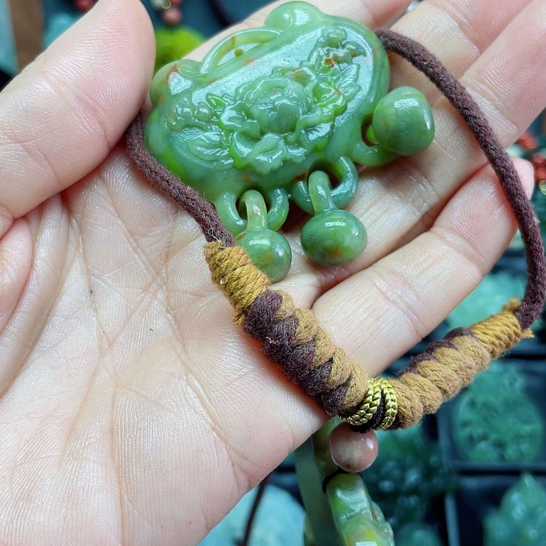 蛇纹石玉未镶嵌颈饰是**呀