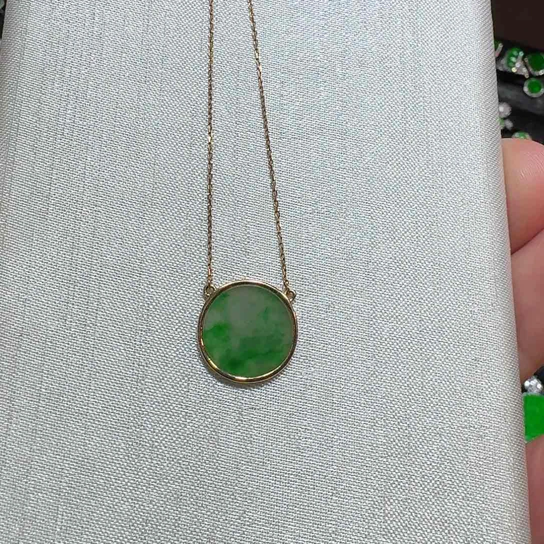 颈饰18K金镶嵌翡翠