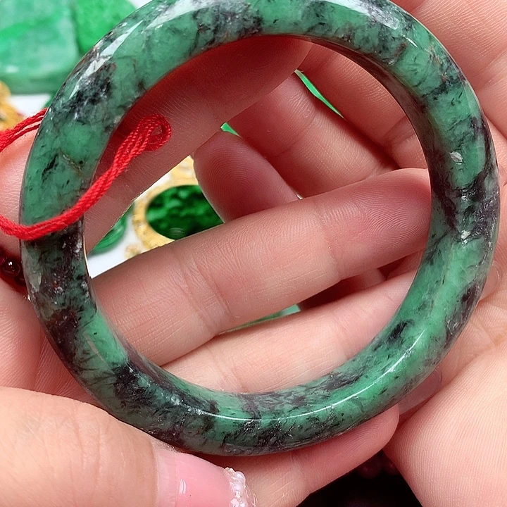 翡翠手镯未镶嵌翡翠