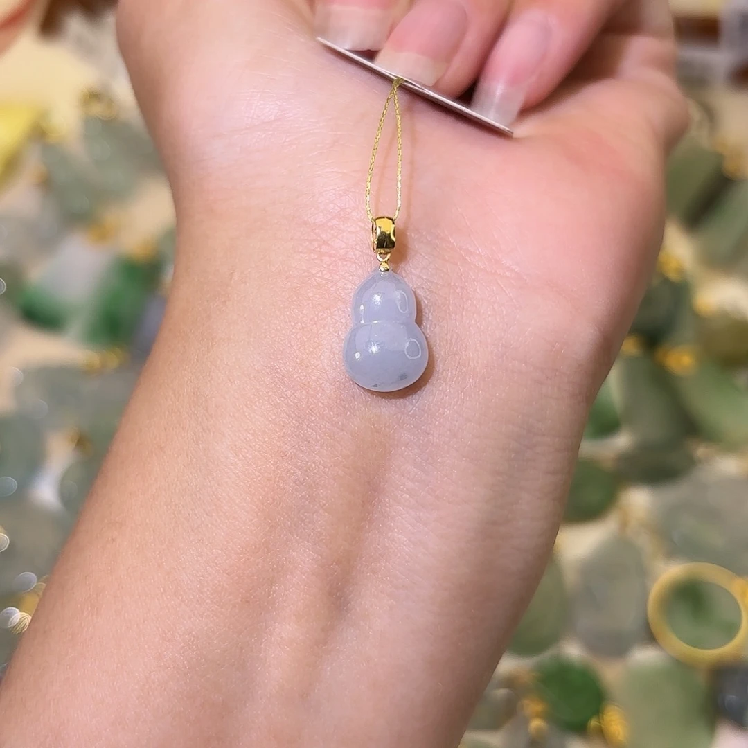 翡翠18K金镶嵌颈饰葫芦