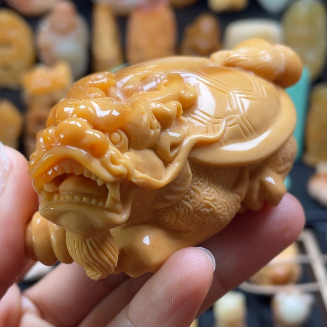 宸***宝石英质玉（缅黄）未镶嵌颈饰