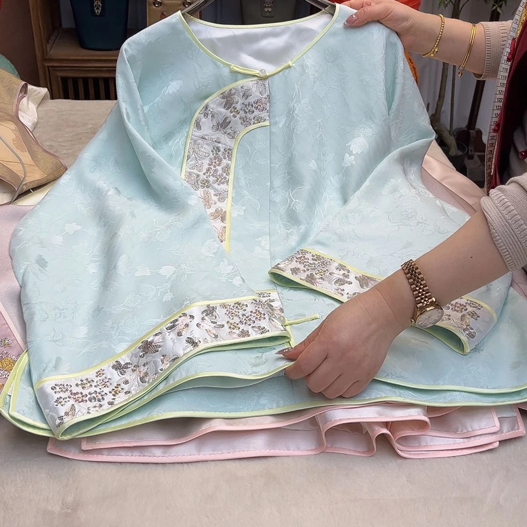 刺绣彩金通正绢太太服