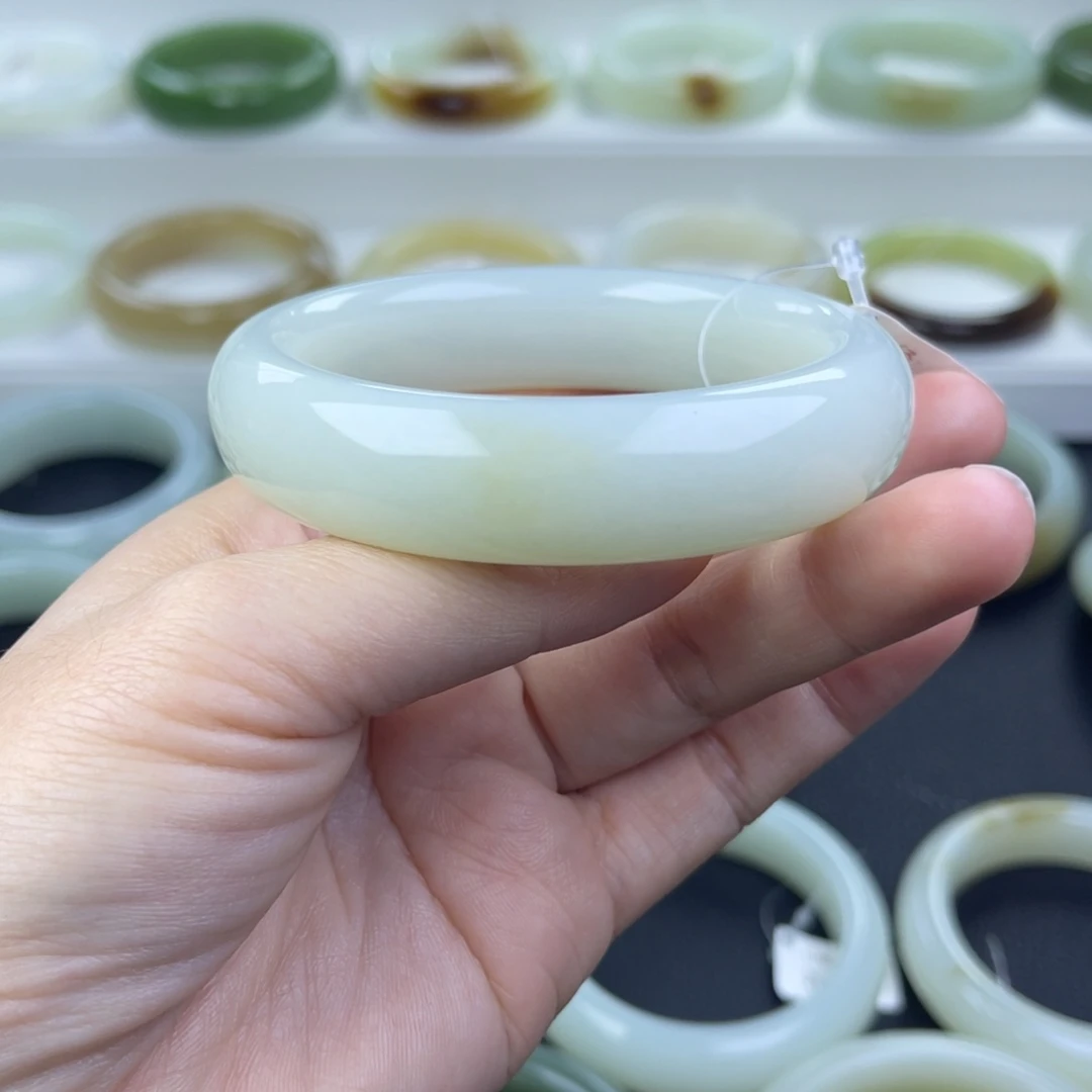 和田玉未镶嵌手镯