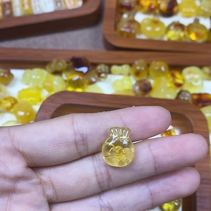 坚****吊坠橄榄核小鱼23.8圆