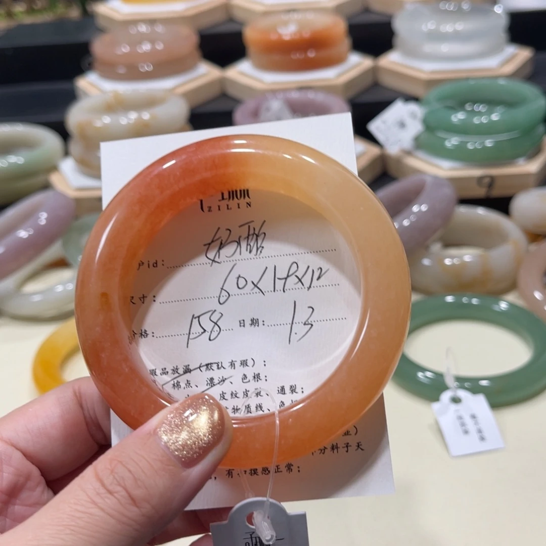 未镶嵌手镯石英质玉奶****?