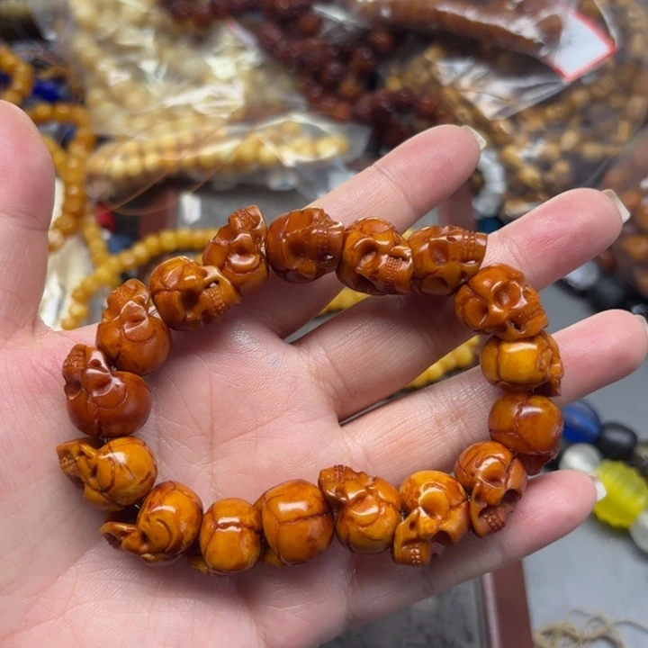 玻璃颈饰一条，喊我选