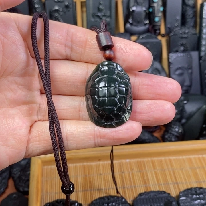 颈饰未镶嵌和田玉（青玉）