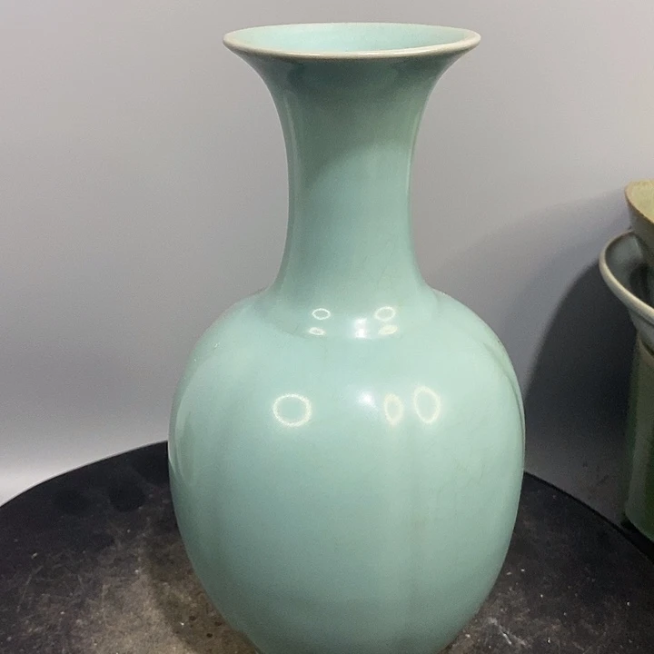 汝窑瓜棱瓶造型精美