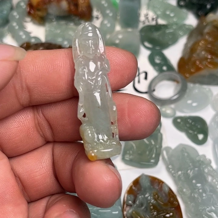 翡翠未镶嵌颈饰站观音