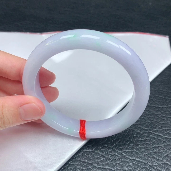 翡翠手镯未镶嵌。