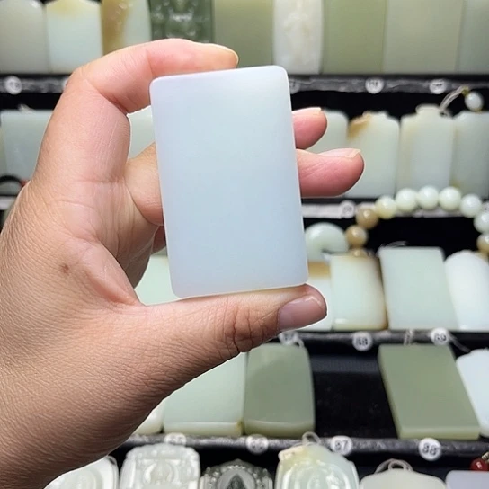 和田玉未镶嵌颈饰哈****姐