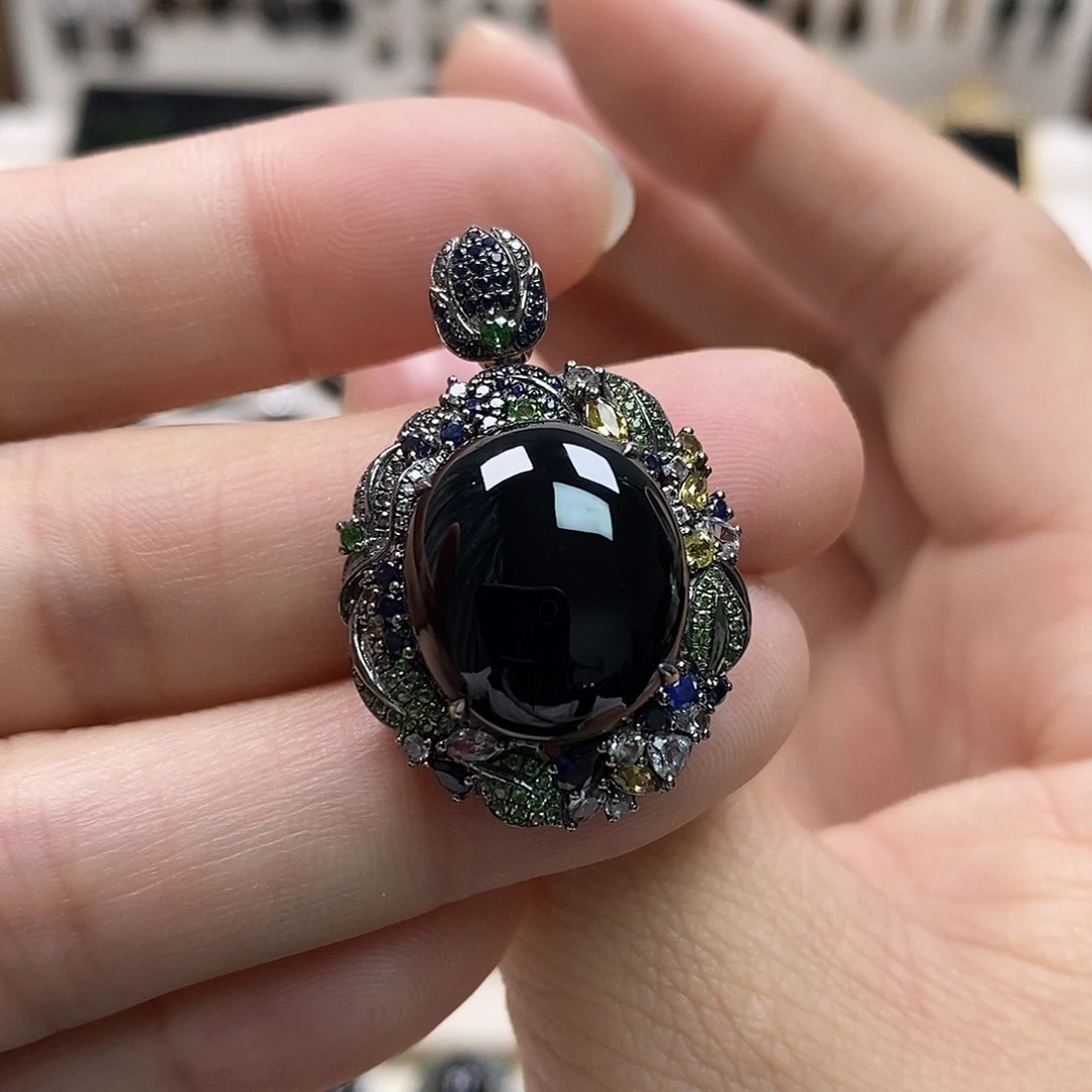 翡翠18K金镶嵌颈饰