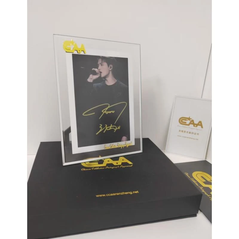 王嘉尔 亲笔签名带证书 官网可查 精美玻璃裱框 礼盒➕礼袋包装