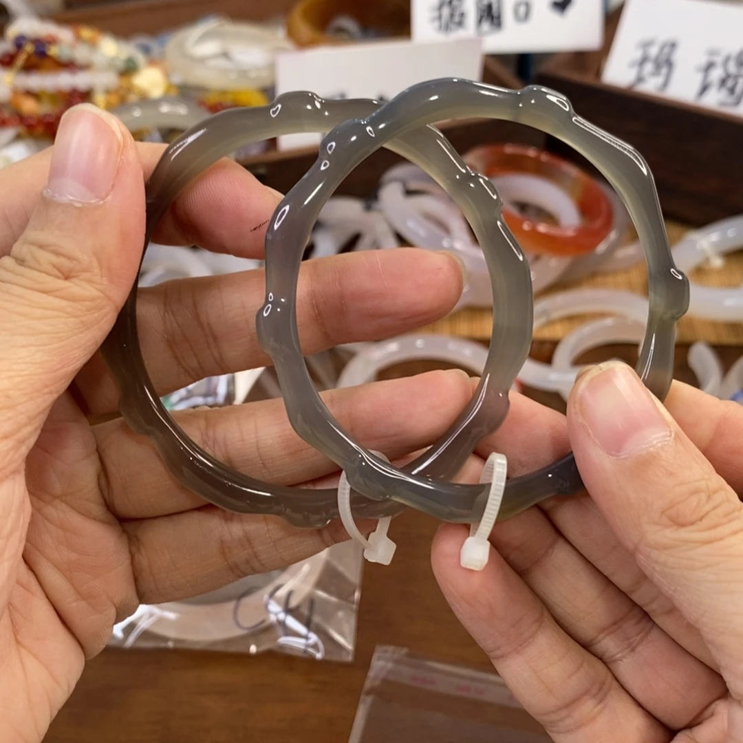 玛瑙/玉髓未镶嵌手镯C42。5657。瑕
