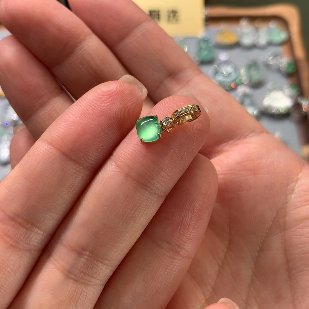 翡翠18K金镶嵌颈饰吊坠