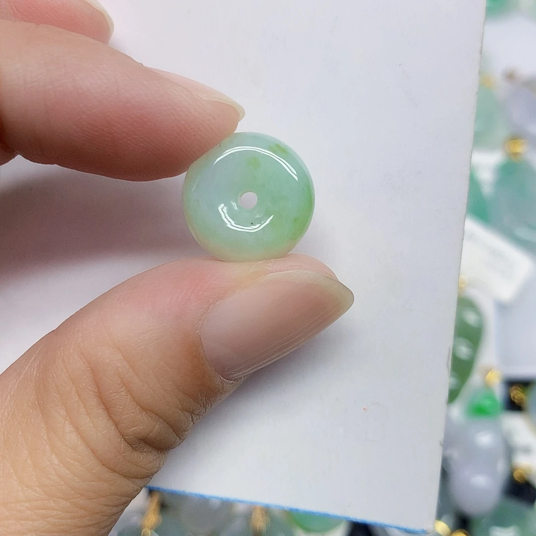 翡翠未镶嵌颈饰平安扣