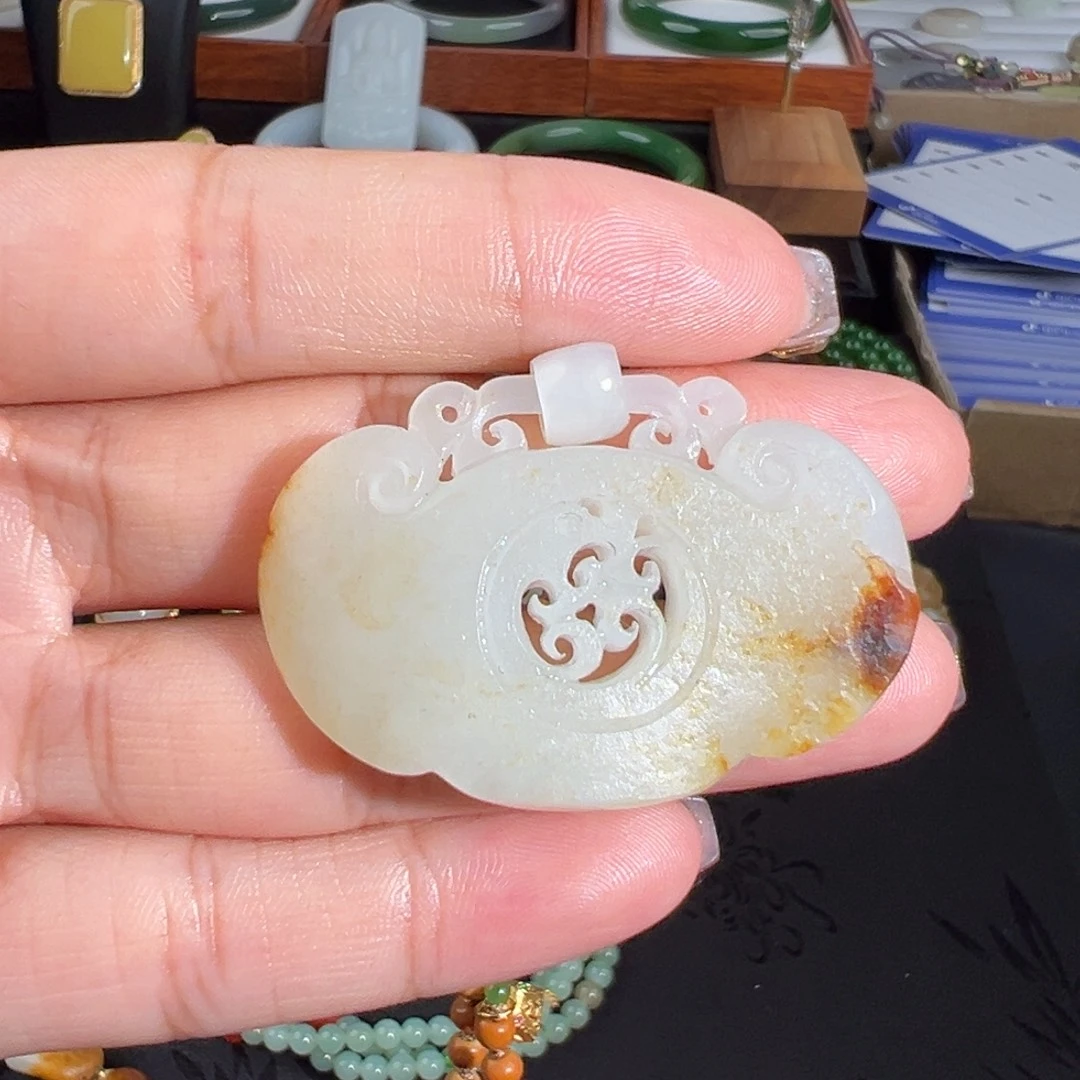 和田玉未镶嵌颈饰油润皮色平安锁